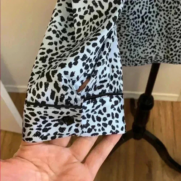 BNWT Cupcakes and cashmere Women’s Animal  print satin blouse size S - Picture 6 of 8